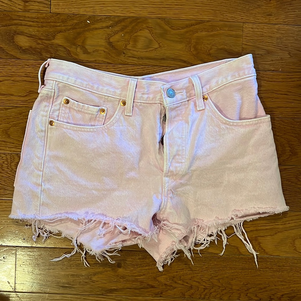 Levi pink shorts
